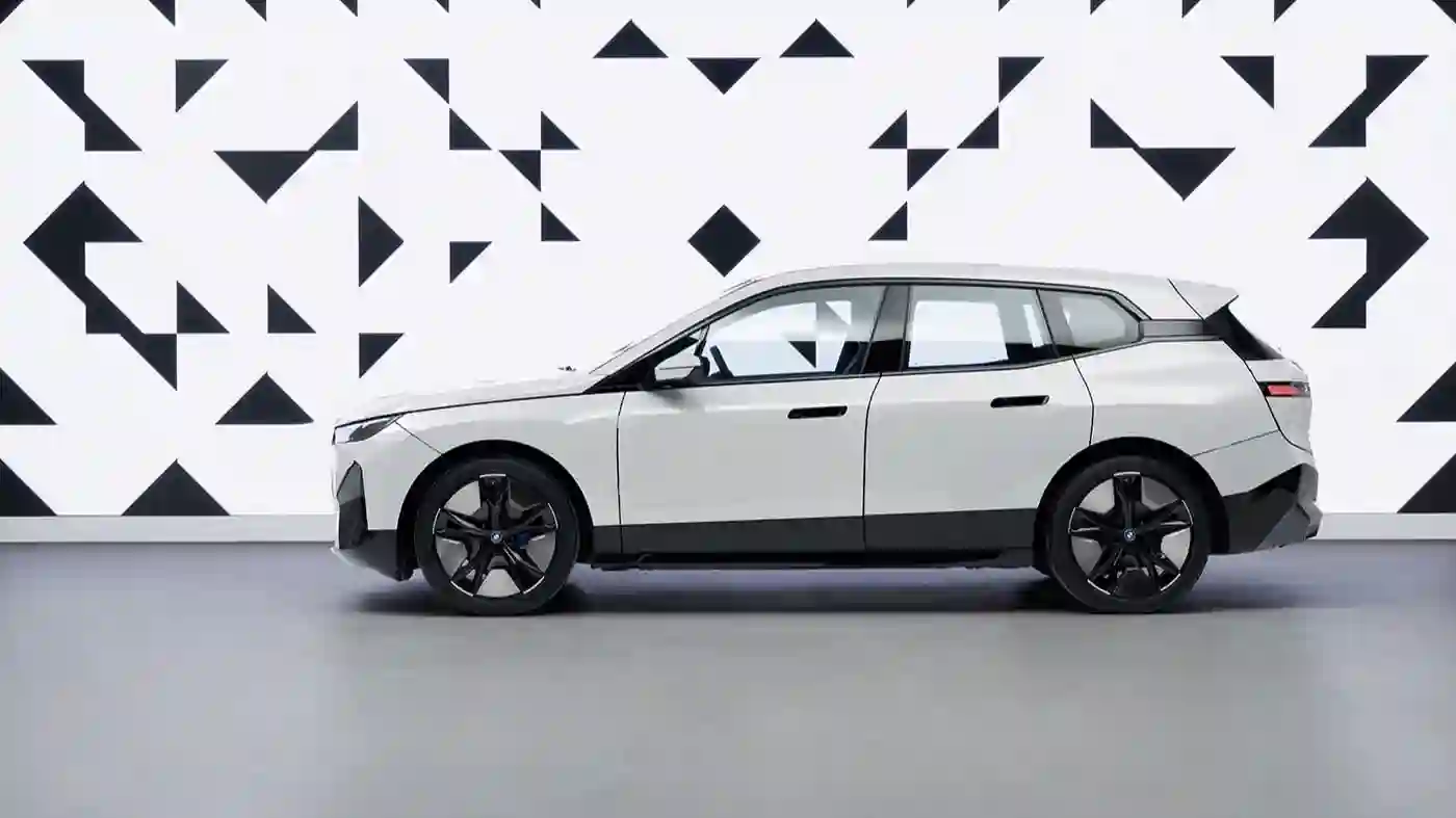 Магия изменения цвета кузова: BMW iX Flow с революционной технологией E Ink.