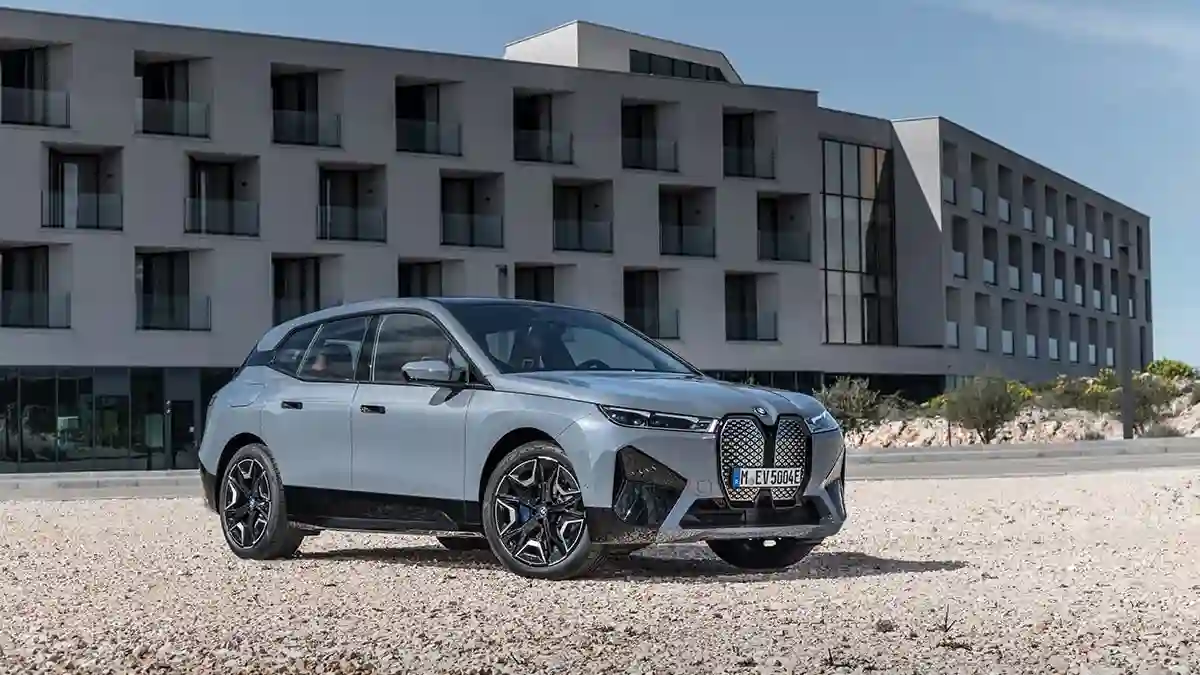 BMW Group объявляет российские цены на новый BMW iX.