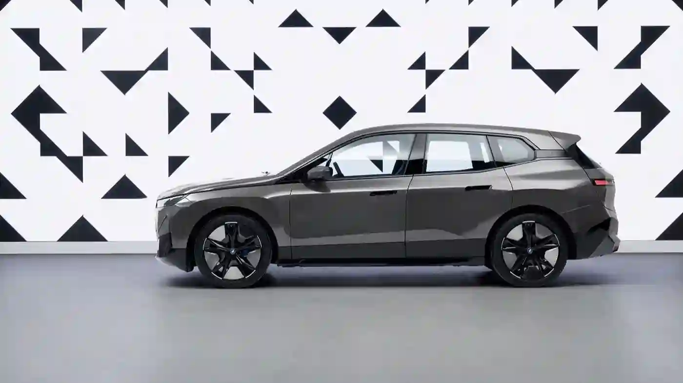 Магия изменения цвета кузова: BMW iX Flow с революционной технологией E Ink.