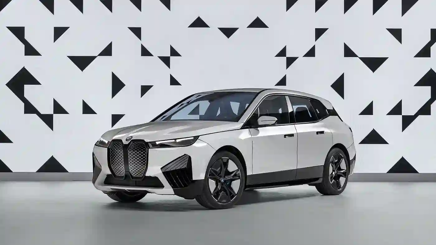 Магия изменения цвета кузова: BMW iX Flow с революционной технологией E Ink.