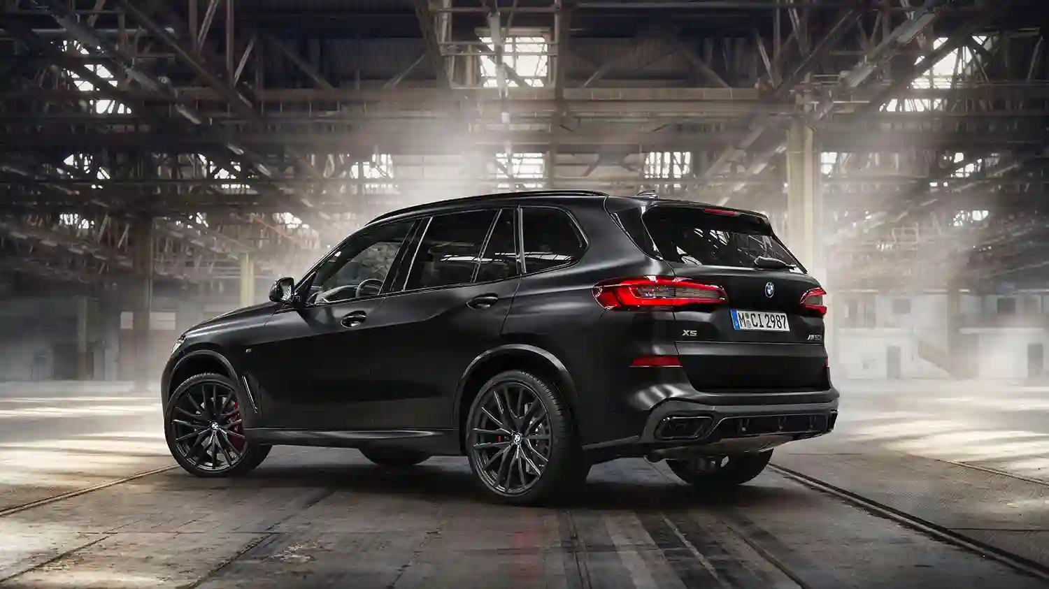 BMW Group представляет кроссоверы BMW X5 и BMW X6 ограниченной серии Black Vermilion Edition.