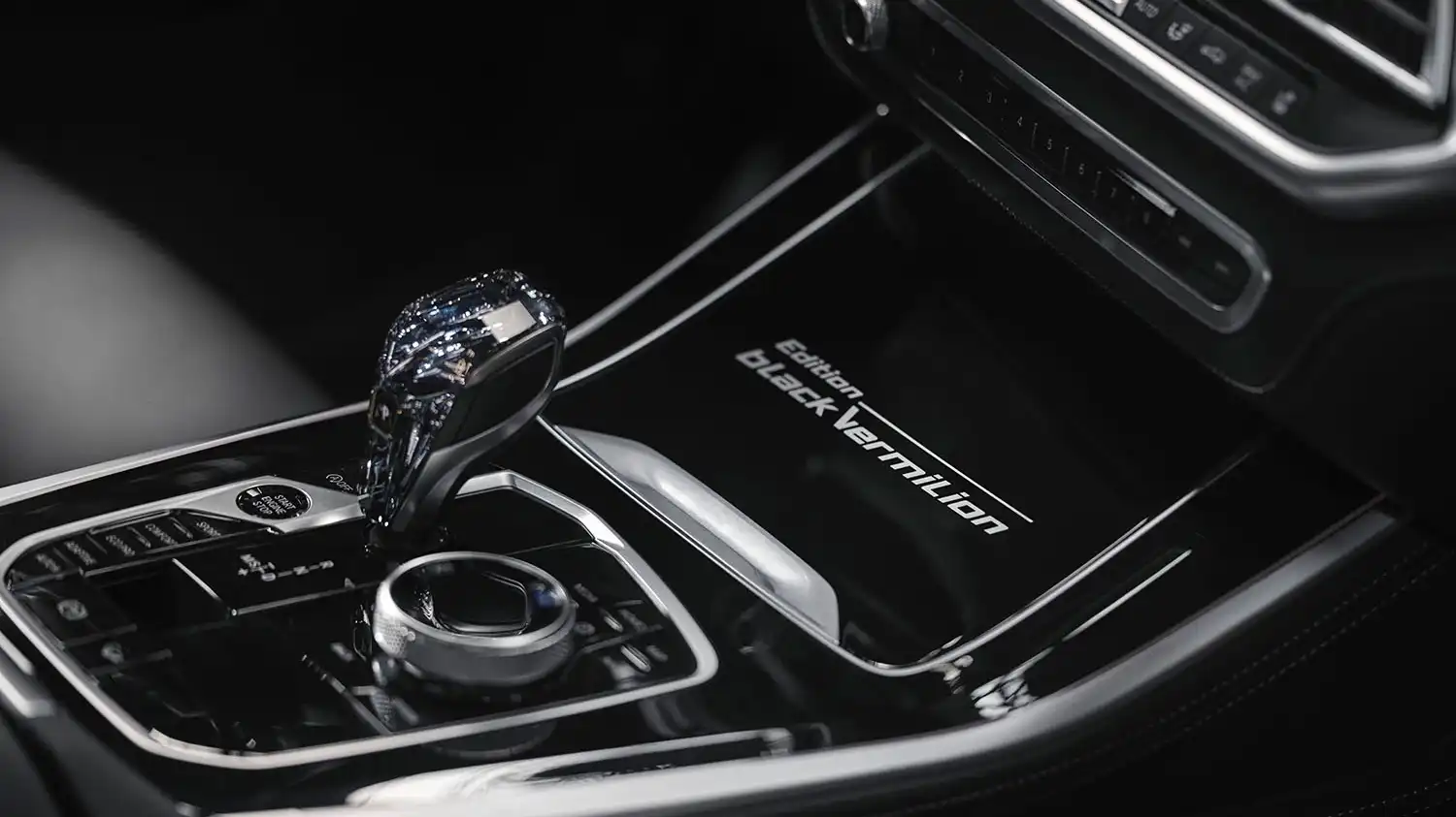 BMW Group представляет кроссоверы BMW&nbsp;X5 и BMW&nbsp;X6 ограниченной серии Black Vermilion Edition.