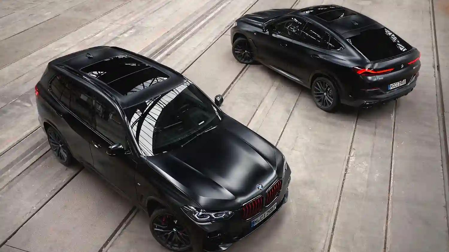 BMW Group представляет кроссоверы BMW X5 и BMW X6 ограниченной серии Black Vermilion Edition.