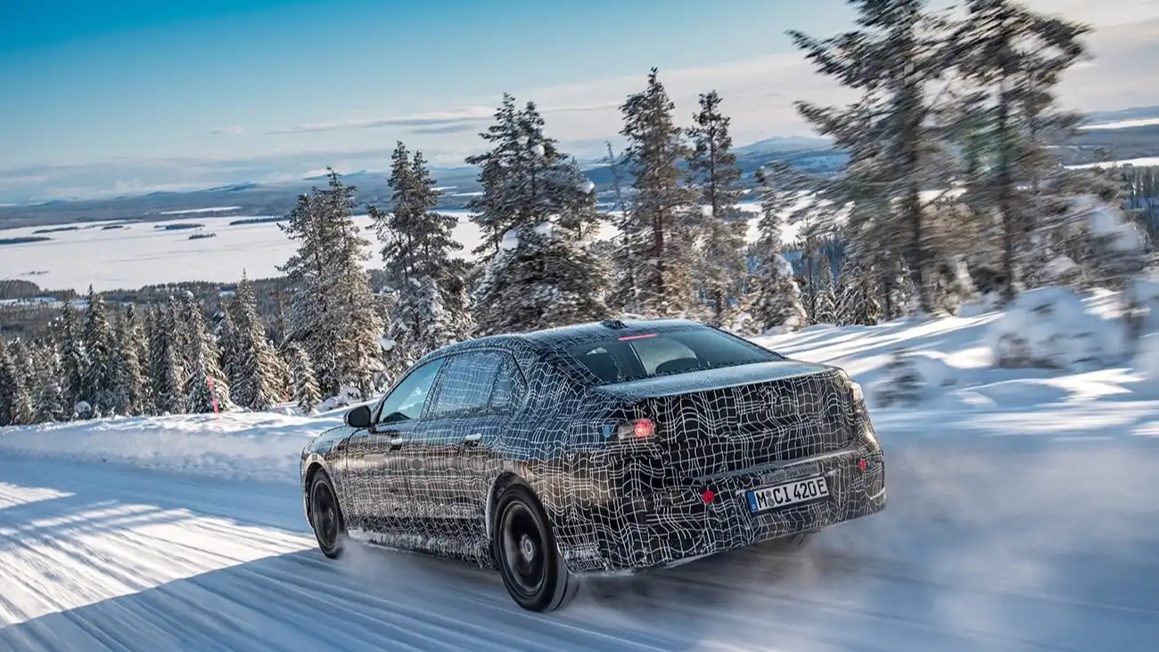 BMW i7 проходит зимние динамические испытания вблизи Полярного круга.