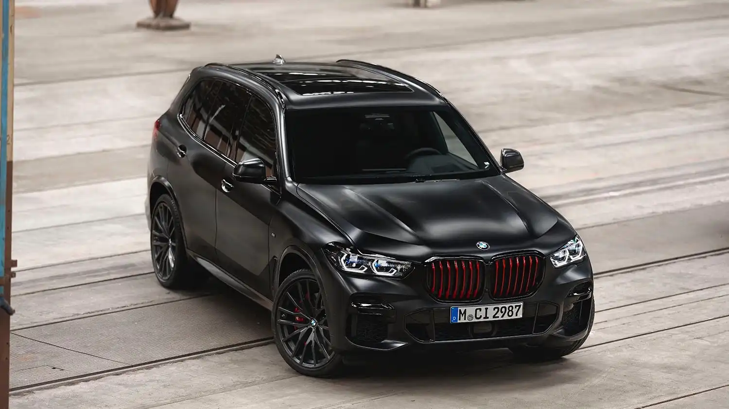 BMW Group представляет кроссоверы BMW&nbsp;X5 и BMW&nbsp;X6 ограниченной серии Black Vermilion Edition.