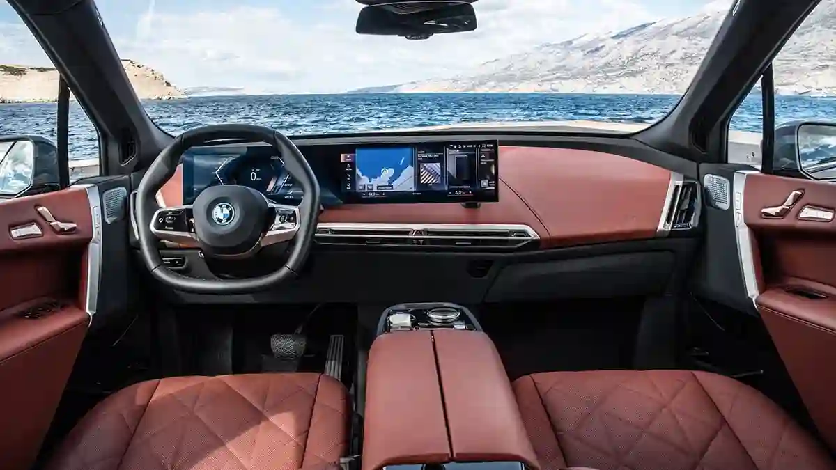 BMW Group объявляет российские цены на новый BMW iX.
