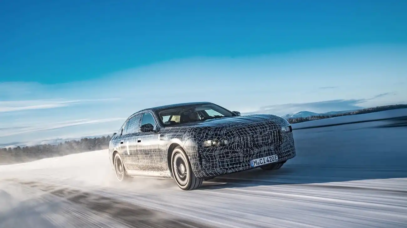 BMW i7 проходит зимние динамические испытания вблизи Полярного круга.