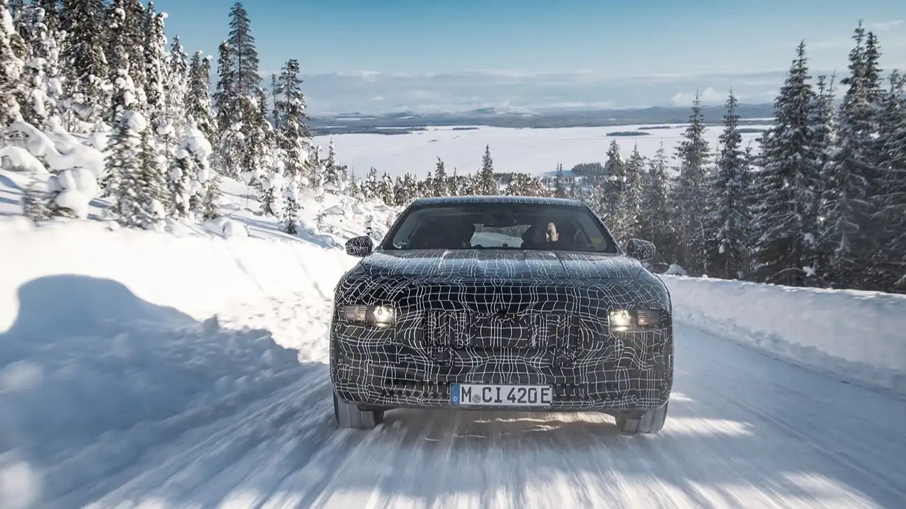 BMW i7 проходит зимние динамические испытания вблизи Полярного круга.