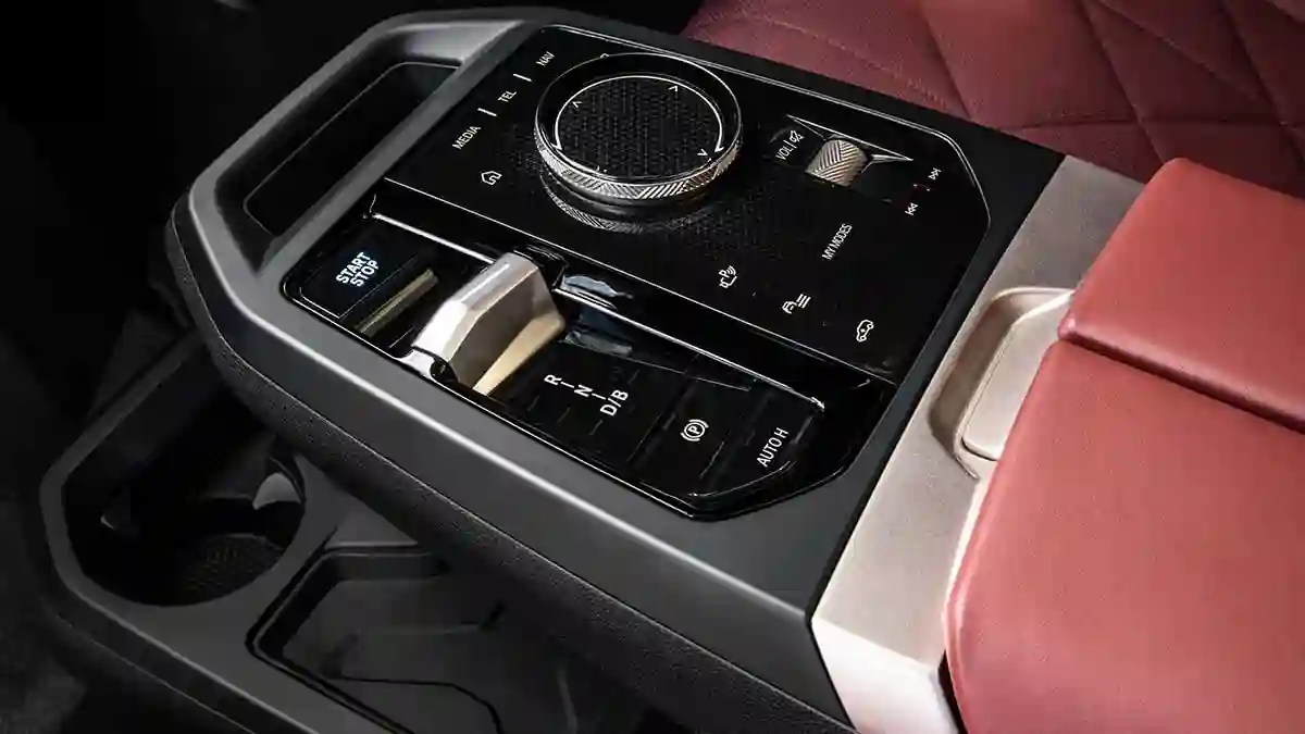 BMW Group объявляет российские цены на новый BMW iX.
