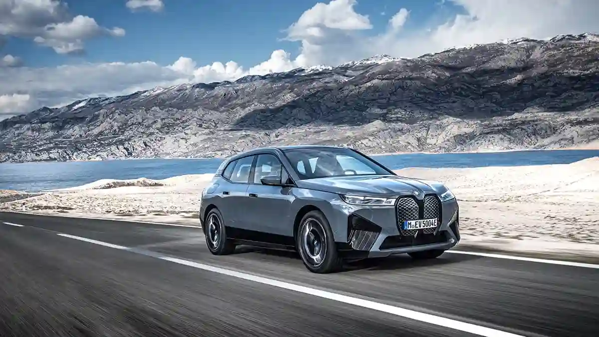 BMW Group объявляет российские цены на новый BMW iX.
