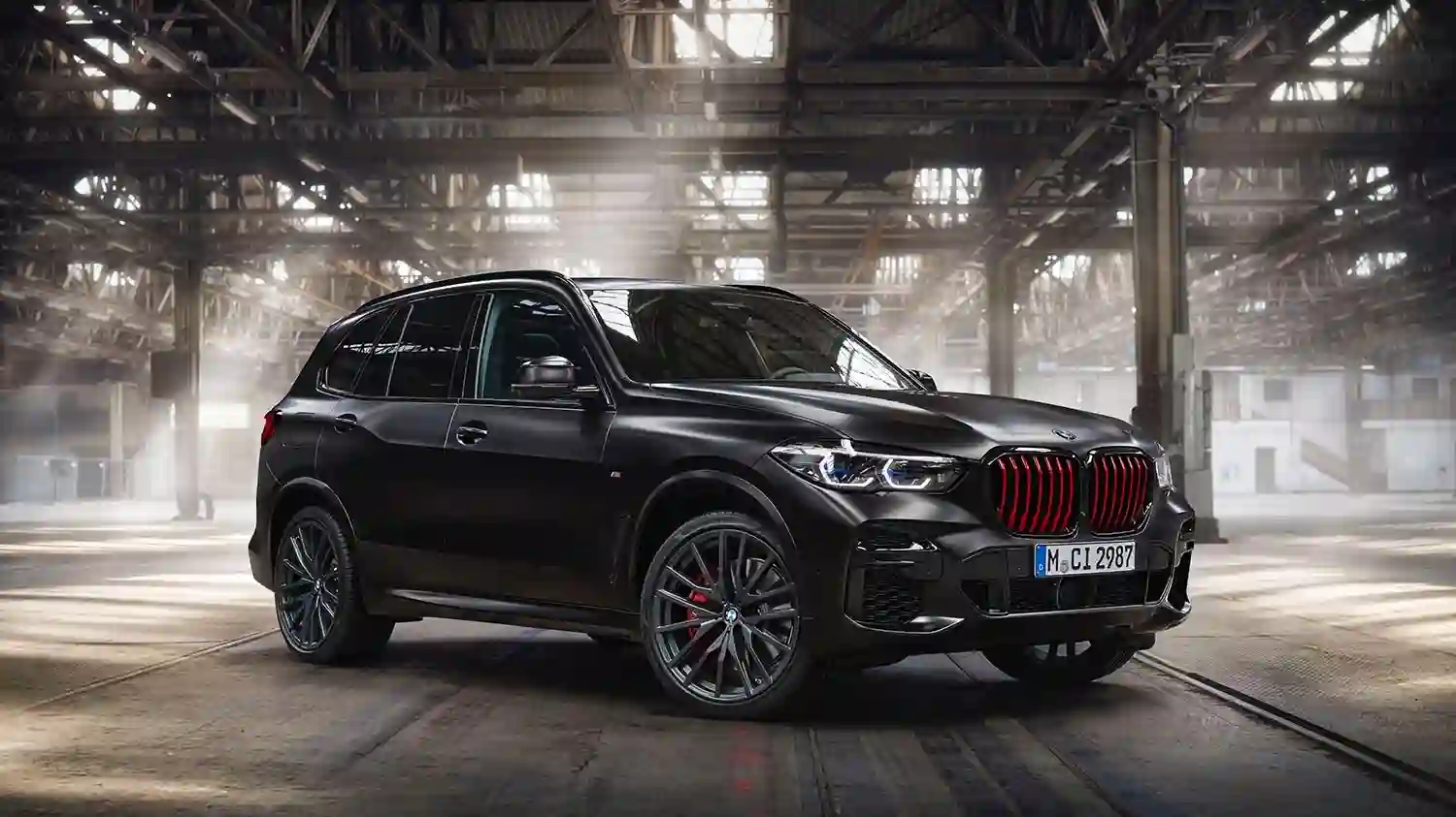 BMW Group представляет кроссоверы BMW X5 и BMW X6 ограниченной серии Black Vermilion Edition.