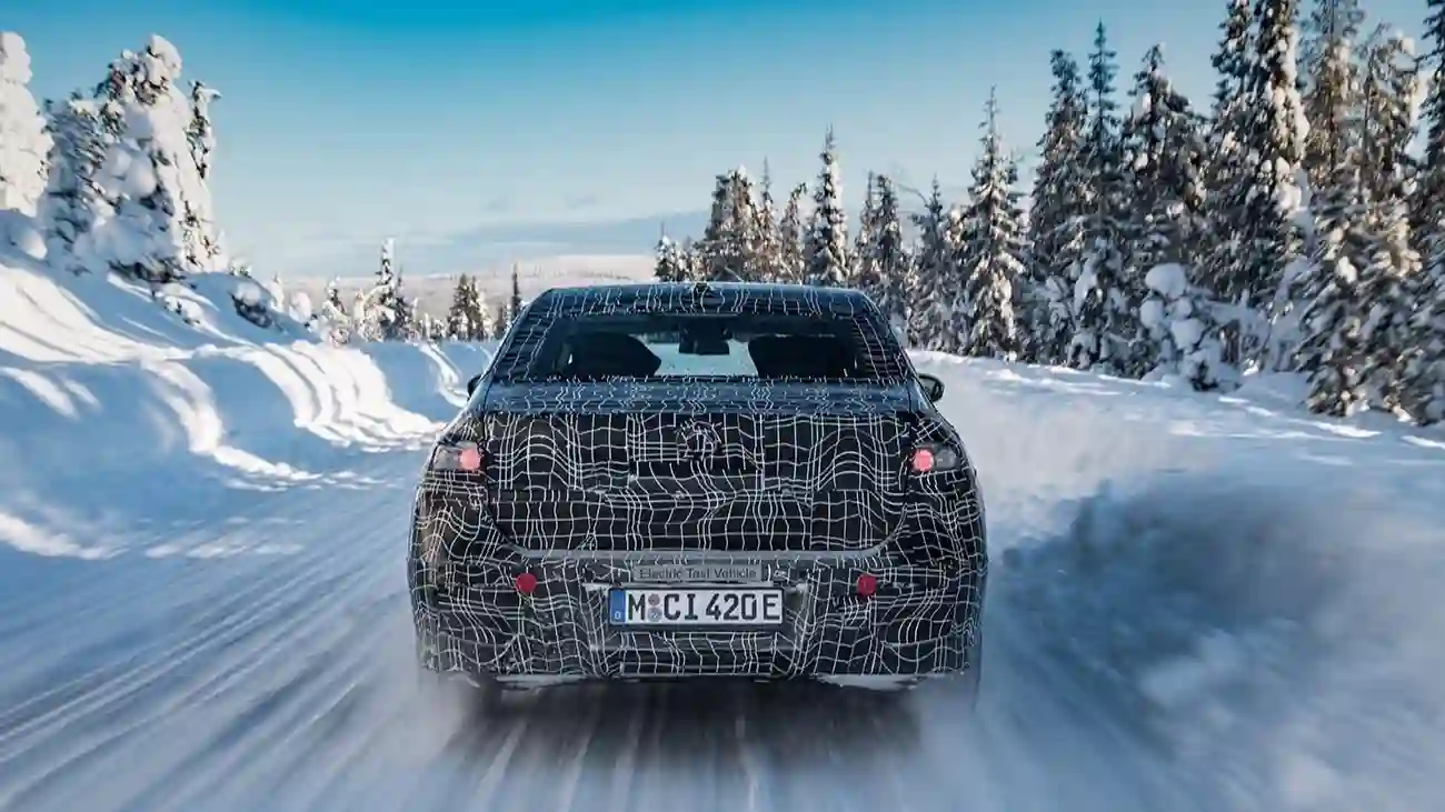 Новый BMW i7 проходит зимние динамические испытания вблизи Полярного круга.
