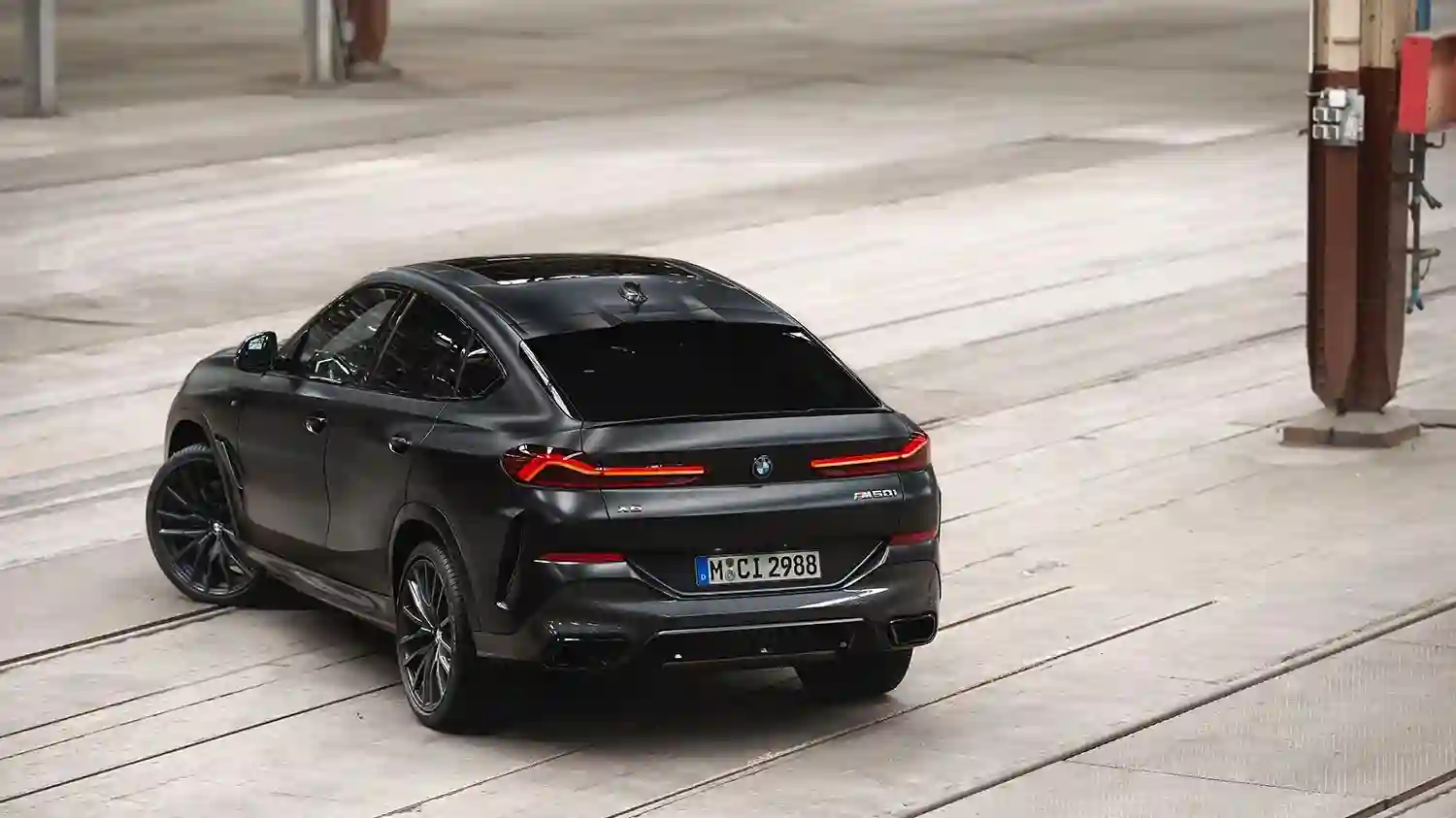 BMW Group представляет кроссоверы BMW X5 и BMW X6 ограниченной серии Black Vermilion Edition.