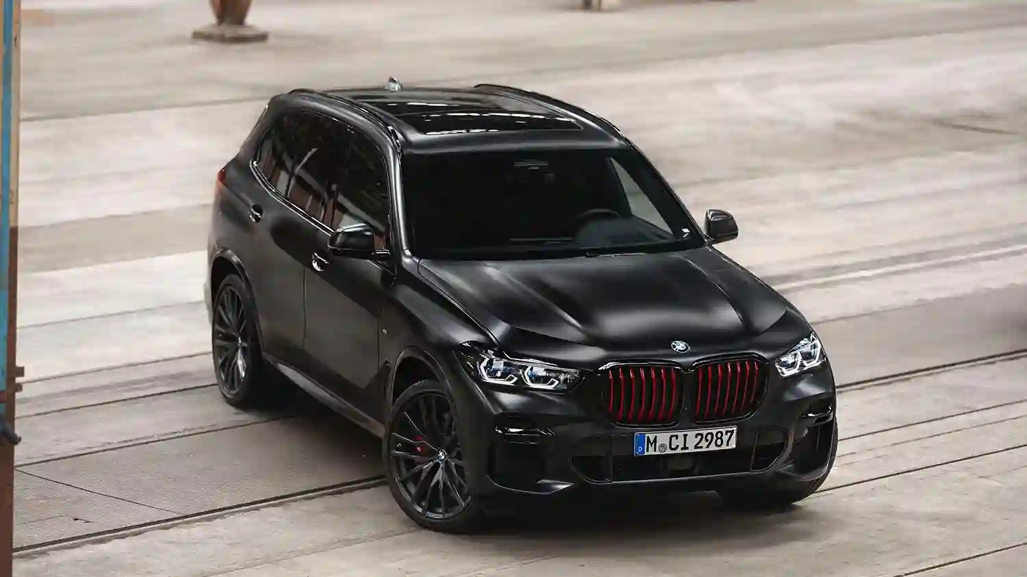 BMW Group представляет кроссоверы BMW X5 и BMW X6 ограниченной серии Black Vermilion Edition.