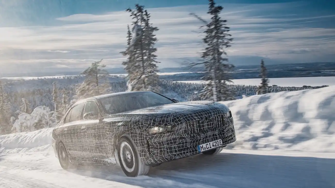 BMW i7 проходит зимние динамические испытания вблизи Полярного круга.