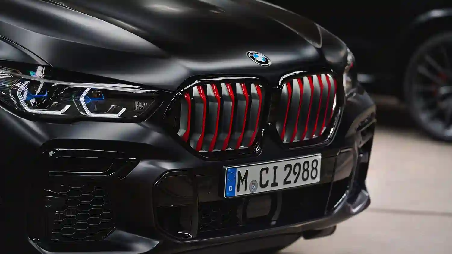 BMW Group представляет кроссоверы BMW X5 и BMW X6 ограниченной серии Black Vermilion Edition.