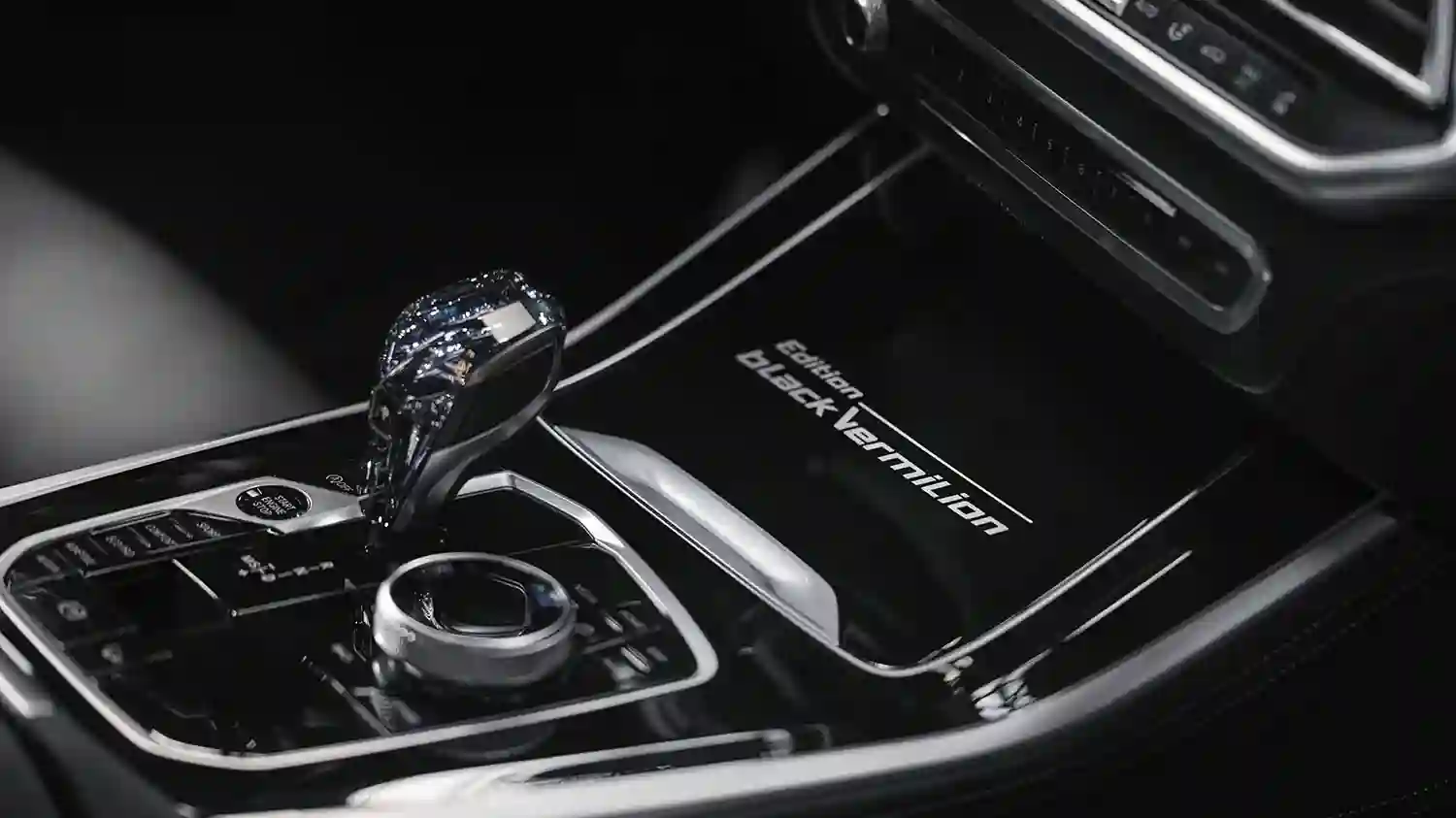 BMW Group представляет кроссоверы BMW X5 и BMW X6 ограниченной серии Black Vermilion Edition.