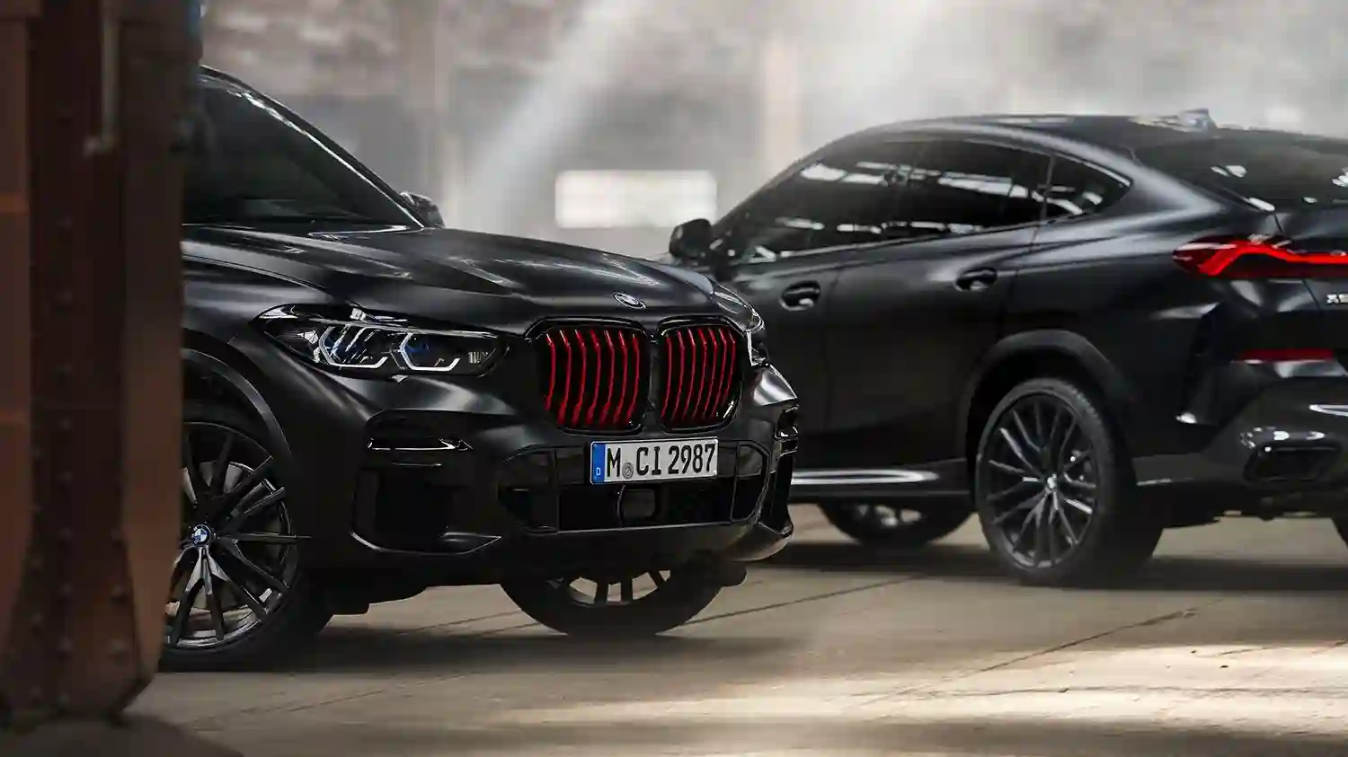 BMW Group представляет кроссоверы BMW X5 и BMW X6 ограниченной серии Black Vermilion Edition.